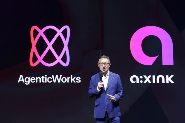 현신균 LG CNS 사장이 25일 서울 마곡 LG사이언스파크에서 진행된 'AX 미디어데이'에서 발표하고 있다. [출처=LG CNS]