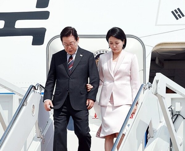미국 워싱턴DC 인근 앤드루스 합동기지에 도착한 이재명 대통령과 김혜경 여사가 공군1호기에서 내리고 있다. [출처=연합]