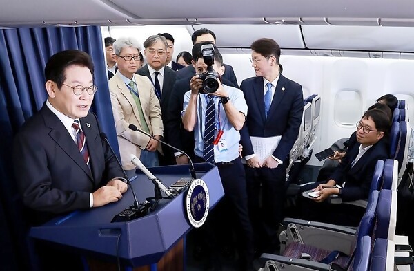 이 대통령은 일본 하네다 공항을 출발해 미국 워싱턴DC로 향하는 전용기내 기내 간담회를 통해 미국과의 관세 협상 진행 상황에 대해 "최종적으로는 현실적이고도 합리적인 결론에 이르게 될 것"이라고 전망했다.[출처=연합]