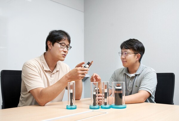 LS전선 직원들이 국내 최초로 개발한 AC·DC 겸용 PP 케이블에 대해 논의하고 있다.[출처= LS전선]