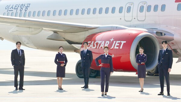 이스타항공 승무원들이 기념사진을 촬영하고 있다.[출처=이스타항공]