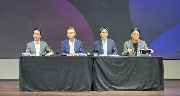 LG CNS 경영진들이 기자들의 질문에 답변하고 있다. (좌측부터) 홍진헌 상무, 현신균 사장, 김홍근 부사장, 김태훈 전무.[출처= ]
