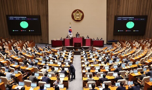 24일 국회 본회의에서 '노동조합 및 노동관계조정법 일부개정법률안(노란봉투법)'이 통과되고 있다. [출처=연합]