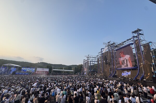 현장은 음악과 워터쇼, 브랜드 체험이 어우러진 축제 분위기로 뜨겁게 달아올랐다. [출처=전제형 기자]