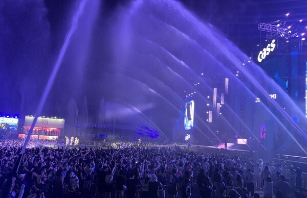 메인 무대가 거대한 워터캐논 물줄기와 함께 장관을 이루고 있다. [출처=전제형 기자]