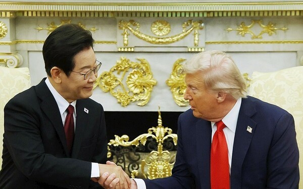 이재명 대통령은 트럼프 대통령의 평화 구축 노력을 높이 평가하며 한반도 평화 정착을 위한 역할을 당부했다.[출처=연합]