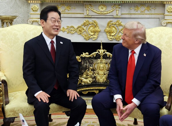 이재명 대통령이 25일(현지 시간) 미국 워싱턴DC 백악관 오벌오피스에서 도널드 트럼프 미국 대통령과 한미 정상회담을 하며 함께 웃고 있다. [출처=연합]