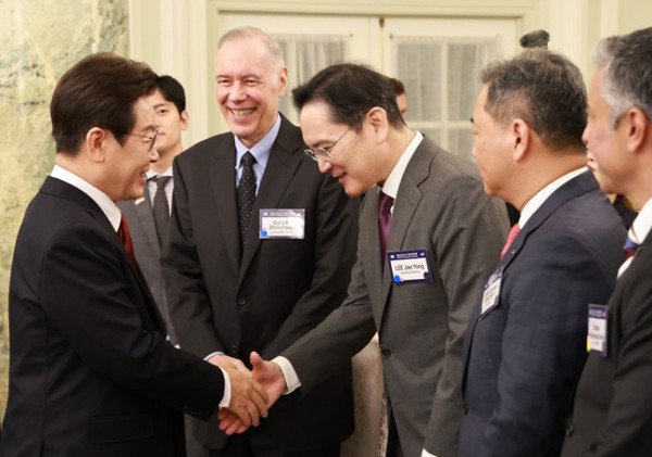 이재명 대통령이 25일(현지시간) 미국 워싱턴DC 윌라드 호텔에서 열린 한미 비즈니스 라운드 테이블 리셉션에 참석해 이재용 삼성전자 회장과 인사하고 있다. [출처=연합]
