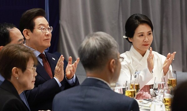이재명 대통령과 김혜경 여사가 24일(현지시간) 미국 워싱턴DC의 한 호텔에서 열린 동포 만찬 간담회에서 박수치고 있다.[출처=연합]
