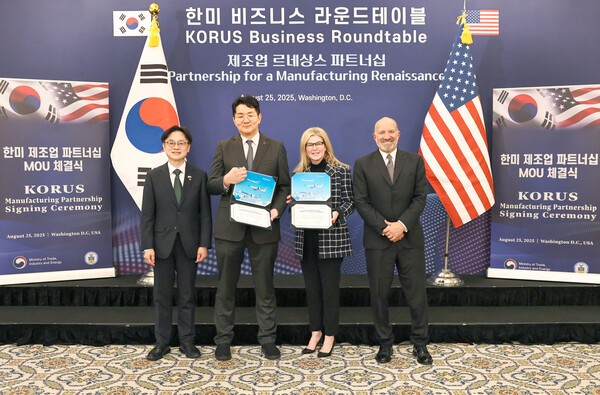 (왼쪽부터) 김정관 산업통상자원부장관, 조원태 한진그룹 회장, 스테파니 포프 보잉 상용기 부문 사장 겸 최고 경영자, 하워드 러트닉 미국 상무부 장관이 기념 촬영을 하는 모습.[출처=대한항공]