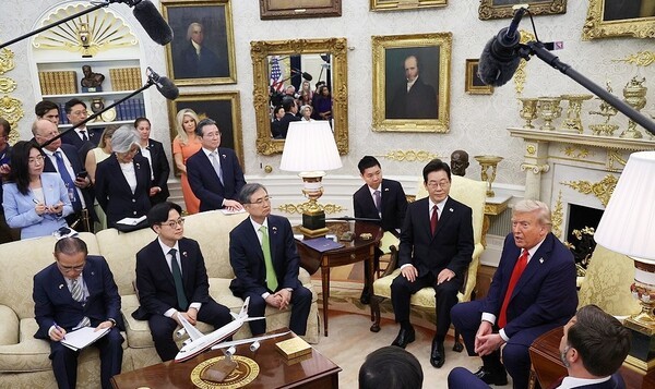 미국 주요 언론은 이재명 대통령과 트럼프 대통령의 첫 정상회담이 초기 긴장에도 불구하고 우호적인 분위기 속에서 무역·관세 협정 타결과 대규모 투자 논의로 이어졌다고 일제히 보도했다.[출처=연합]