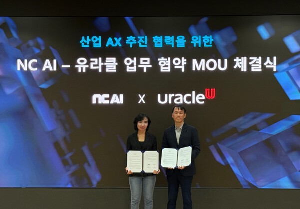 NC AI와 유라클이 지난 25일 AI 기반 혁신 서비스의 확산과 기업 시장 공략을 위해 전략적 업무협약(MOU)을 체결했다. 왼쪽부터 이연수 NC AI 대표, 권태일 유라클 대표. [출처=NC AI] 