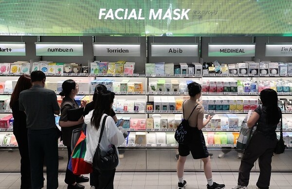 오는 29일부터 미국이 800달러(약 111만원) 이하 소액 소포에도 관세를 부과하기로 하면서 국내 유통·화장품 업계가 대응책 마련에 나섰다. [출처=연합]