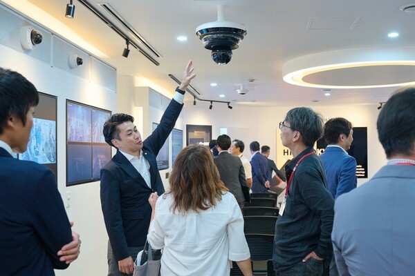 한화비전 관계자가 한화비전 일본 도쿄 기술 체험관에서 제품을 설명하고 있다. [출처=한화비전]