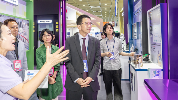  SK하이닉스 부스를 둘러보고 있는 최창원 SK그룹 SUPEX추구협의회 의장. [출처=SK하이닉스]