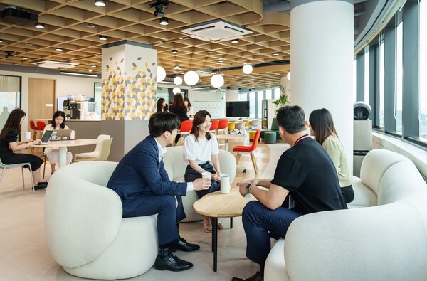 한국릴리 임직원들이 새 사옥에 마련된 리프레시 공간에서 자유롭게 소통하며 아이디어를 교류하고 있다.[출처=한국릴리]