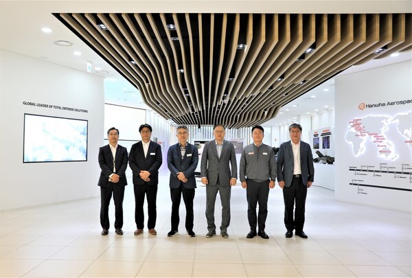 장금용 창원시장 권한대행(오른쪽 세번째)이 한화에어로스페이스 창원3사업장을 방문한 모습. [출처=한화에어로스페이스]