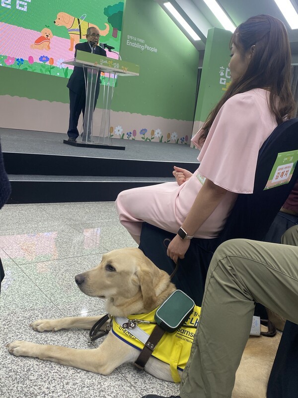 시각장애인 파트너인 김예지 의원과 네번째 안내견 태백 [출처= EBN 김남희 기자]