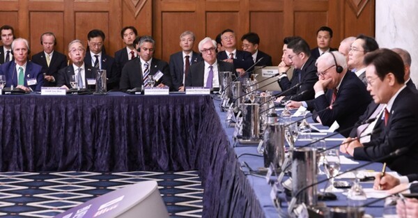 25일(현지시간) 미국 워싱턴DC 윌라드 호텔에서 열린 한미 비즈니스 라운드 테이블에 참석한 이재용 삼성전자 회장, 구광모 LG그룹 회장, 박지원 두산에너빌리티 회장 등 기업인들이 이재명 대통령의 발언을 듣고 있다.[출처=연합]