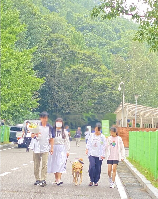 26일 한 안내견이 새로운 가족을 만났다. [출처=EBN 김남희 기자 ]