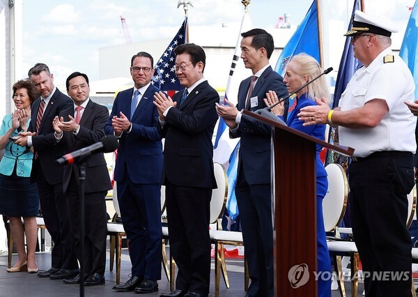 이재명 대통령이 26일(현지시간) 미국 필라델피아의 한화 필리조선소에서 열린 '스테이트 오브 메인'호 명명식에 참석했다. 이 대통령 오른쪽은 김동관 한화그룹 부회장. 이 선박은 미국 해양청이 발주한 국가 안보 다목적 선박(NSMV) 5척 중 3호선 [출처=연합]