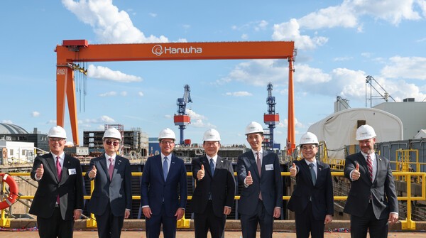 이재명 대통령과 김동관 한화그룹 부회장이 미국 한화필리조선소에서 열린 ‘스테이트 오브 메인호’ 명명식에서 기념 촬영을 하고 있다. 좌측부터 한화필리조선소 데이비드 김 대표, 조현 외교부 장관, 조쉬 샤피로 펜실베니아 주지사, 이재명 대한민국 대통령, 김동관 한화그룹 부회장, 김정관 산업부장관, 토드영 인디애나주 상원의원. [출처=한화 ]