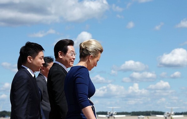 이재명 대통령이 26일(현지시간) 미국 워싱턴DC 인근 앤드루스 합동기지에서 펜실베이니아주 필라델피아로 떠나며 공군 1호기로 향하고 있다.[출처=연합]