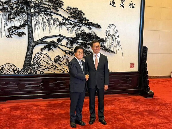 대통령 특사단장인 박병석 전 국회의장(왼쪽)이 지난 25일 베이징 인민대회당에서 한정 중국 국가부주석을 만나 기념촬영하고 있다. 양측은 한중 전략적 협력 동반자 관계 발전 방향 등을 논의했다.[출처=연합]