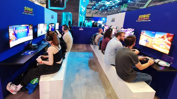 독일 쾰른 '게임스컴 2025' 세가 부스를 찾은 관람객들이 삼성디스플레이 QD-OLED가 탑재된 모니터로 신작 게임을 체험하고 있다.[출처=삼성디스플레이]