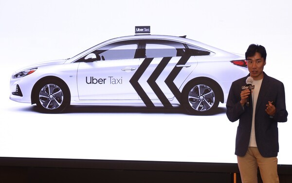 양석환 우버 택시 영업본부장이 지난 26일 열린 우버 택시 기자간담회에서 우버 택시 신규 래핑을 소개하고 있다. [출처=우버 택시]