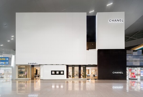 신라면세점은 인천국제공항 제2여객터미널에 지난 22일 샤넬 듀플렉스 부티크를 열었다고 밝혔다. [출처=신라면세점]