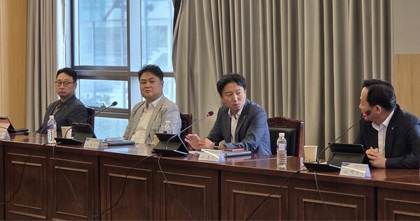 윤기태 NH농협금융지주 금융소비자보호총괄책임자(오른쪽에서 두 번째)가 회의를 주재하고 있다. [출처=NH농협금융지주]