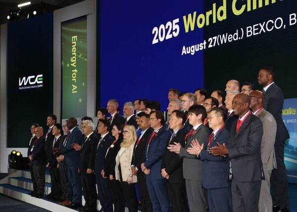 대한상공회의소는 27일 정부,국제에너지기구(IEA),월드뱅크(WB)와 공동으로 부산에서 '2025기후산업국제박람회(World Climate Industry Expo)'를 개최했다. 김민석 국무총리(앞줄 왼쪽 일곱번째)와 박일준 대한상의 상근부회장(앞줄 오른쪽 두번째)이 주요참석자들과 기념촬영을 하고 있다. [출처=대한상의]