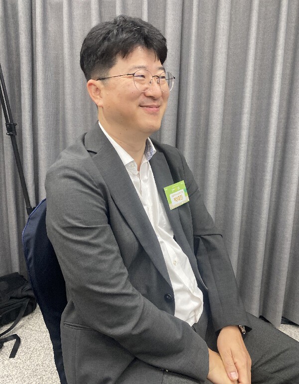 삼성화재 입사와 함께 32년째 안내견학교에 몸담은 그는 천방지축 강아지들이 늠름한 안내견으로 성장하는 것을 보아온 산증인이다. 그래서일까. 박 교장은 넉살 좋아 보이는 ‘인절미’ 리트리버와 닮아 보이기도 했다.수의사이기도 한 박 교장을 만난 지난 26일은 삼성화재 안내견학교 32주년 행사가 열린 날이다. 퍼피워커(안내견 훈련 일반가정 봉사자), 시각장애인 파트너, 은퇴견 입양가족, 훈련사 등이 참석한 가운데 박 교장은 새 파트너를 만난 8마리의 안내견과 새 가정으로 입양되는 5마리 은퇴견을 바라보며 '아빠 미소'를 지었다. [출처=EBN 김남희 기자 ]