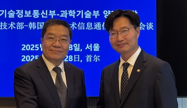 구혁채 과학기술정보통신부 제1차관(사진 오른쪽)이 진 자창 중국 과학기술부 부부장(사진 왼쪽)과 악수를 나누고 있다. [출처=과학기술정보통신부]