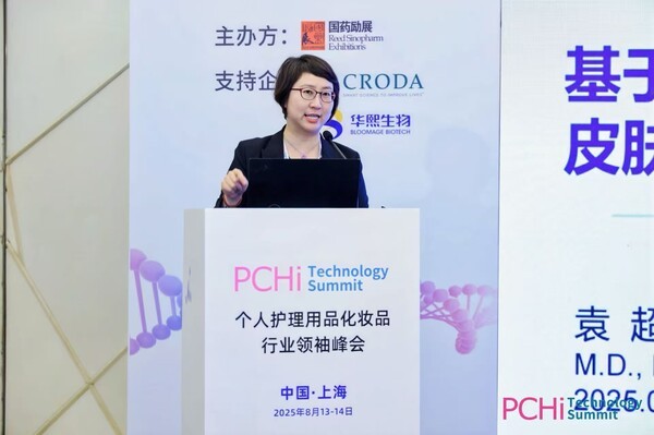 아모레퍼시픽의 정통 더마 브랜드 에스트라(AESTURA)가 중국 상하이에서 열린 '2025 PCHi(Personal Care and Homecare Ingredients)'에서 민감 피부 연구 성과를 발표하며 주목을 받았다. 사진은 상하이시 피부병 병원 주임의사 위안 차오 교수(Dr. Yuan Chao)의 발표 모습. [출처=아모레퍼시픽]