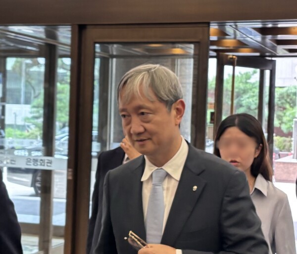 이찬진 금융감독원장이 28일 서울 중구 은행회관에서 열리는 은행장 간담회에 참석하기 위해 입장하고 있다. [출처=EBN]