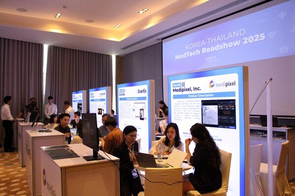 산업통상자원부와 코트라는 이달 28일부터 29일까지 방콕에서 ‘한-태 바이오테크 파트너십’을 개최한다. 참가 기업들이 현지 바이어와 제품 상담을 진행하고 있다. [출처=코트라]