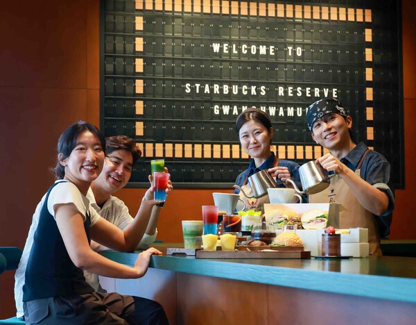 ‘리저브광화문’은 스타벅스의 세 번째 도심형 리저브 전용 매장으로, 서울의 중심 광화문을 모티브로 한 시그니처 음료와 프리미엄 미식 경험을 선보인다. [출처=스타벅스코리아]