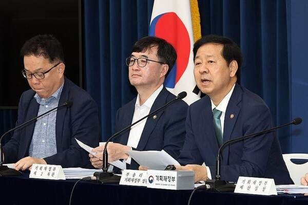 구윤철 부총리 겸 기획재정부 장관(사진 맨 오른쪽)이 2026년도 예산안에 관해 설명하고 있다. [출처=연합]