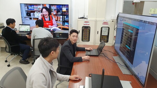 ETRI 연구진이 5G 통신망과 UHD 방송망을 융합한 ATSC 3.0 기반 차세대 방송 전송기술을 시연하고 있다. [출처=한국전자통신연구원]