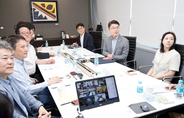 29일 열린 'K-ICT 수출 버추얼 상황실' 첫 회의에 참석한 류제명 과학기술정보통신부 제2차관(사진 오른쪽에서 두번째)이 회의를 주재하고 있다. [출처=과학기술정보통신부]