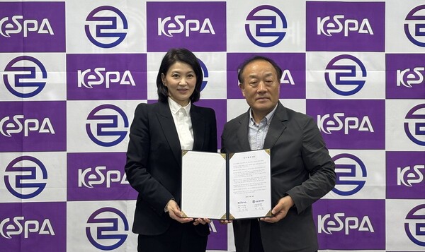 스포츠윤리센터 박지영 이사장과 한국e스포츠협회 김영만 회장이 업무 협약을 체결하고 기념 사진을 촬영하고 있다. [출처=스포츠윤리센터]