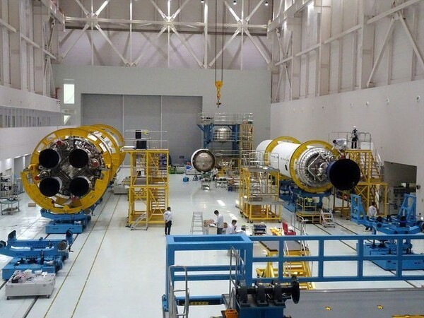 누리호 4호기 1단 조립체(왼쪽)와 2단 조립체 [출처=우주항공청]