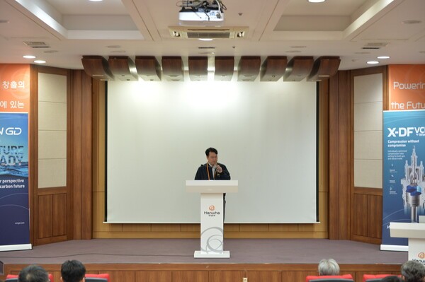 한화엔진은 29일 창원 본사에서 ‘VCR 적용 X-DF엔진 세계최초 생산 기념행사’를 열고, VCR 기술이 탑재된5X72DF-2.2 엔진의 첫 출하를 공식 발표했다. [출처= 한화엔진]