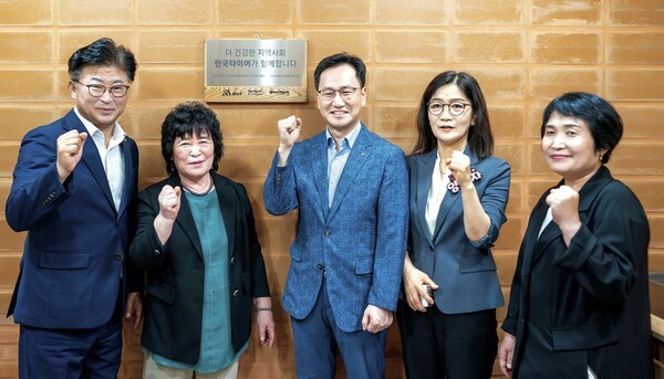 (좌측 첫 번째, 세 번째) 대전광역시 최충규 대덕구청장, 한국타이어앤테크놀로지 이준길 대전공장장 상무 [출처=한국타이어앤테크놀로지]