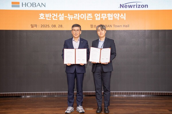 호반건설이 뉴라이즌과 ‘친환경 기술협력 업무협약’을 체결한 후 기념 촬영을 하고 있다.(왼쪽부터)문갑 호반건설 경영부문대표, 이승욱 뉴라이즌 대표.[출처=호반건설]