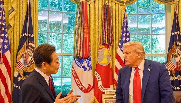 이재명 대통령이 지난 25일(현지시각) 미국 워싱턴DC 백악관 오벌오피스에서 열린 한미 정상회담 뒤 도널드 트럼프 미국 대통령과 대화하고 있다. [출처=연합뉴스]