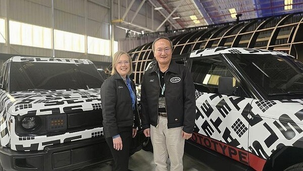 이석희 SK온 대표이사 사장(오른쪽)과 크리스 바먼(Chris Barman) 슬레이트 최고경영책임자가 지난 4월 말(현지시각) 미국 캘리포니아주 롱비치에서 열린 슬레이트 신차 공개 행사 중 기념촬영을 하고 있다. [출처=SK온]