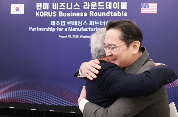 이재용 삼성전자 회장이 25일(현지시간) 미국 워싱턴DC 윌라드 호텔에서 열린 한미 비즈니스 라운드 테이블 리셉션에 참석해 젠슨 황 엔비디아 최고경영자(CEO)와 포옹하고 있다. [출처= 연합]